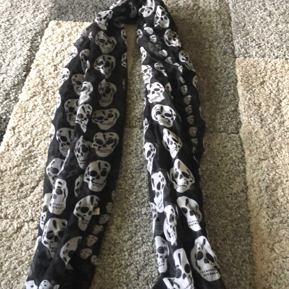 Skull scarf